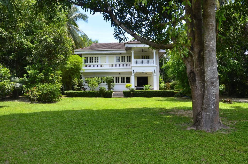 Baan Khun Nang Colonial Residence Mae Nam Exterior photo